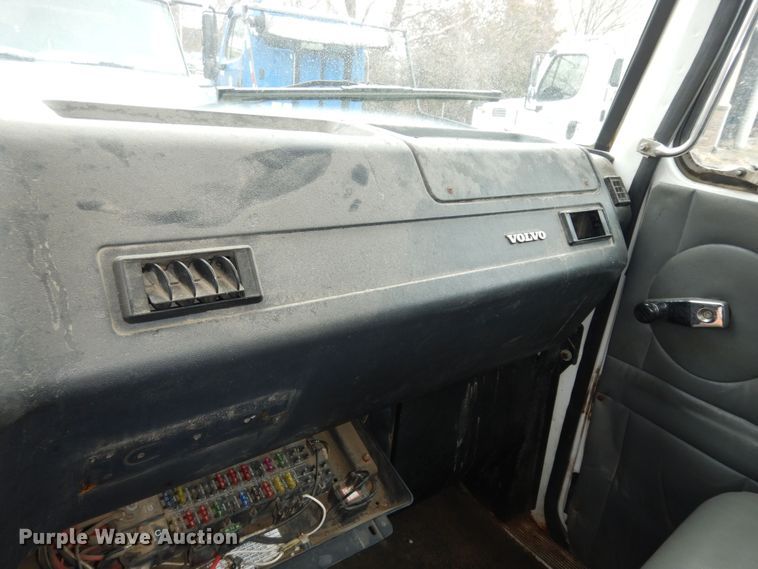 image for item DI6949 1999 Volvo WG  semi truck