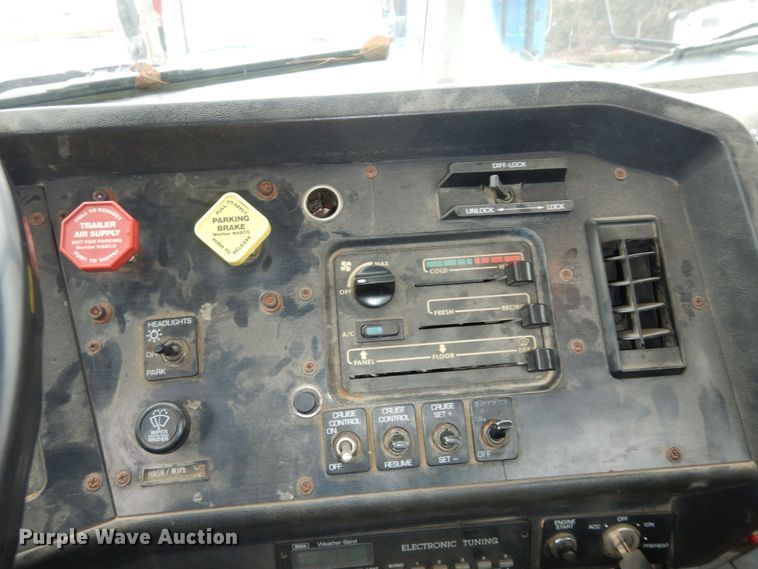 image for item DI6949 1999 Volvo WG  semi truck