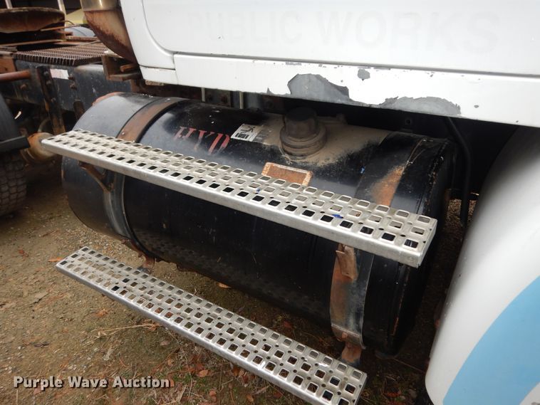 image for item DI6949 1999 Volvo WG  semi truck