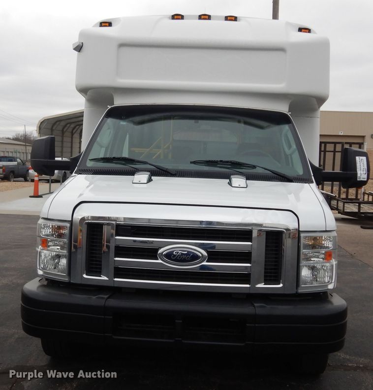 image for item DI6997 2013 Ford E450 Super Duty  shuttle bus
