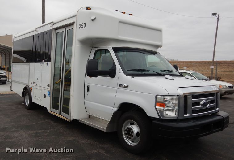 image for item DI6997 2013 Ford E450 Super Duty  shuttle bus