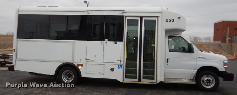 image for item DI6997 2013 Ford E450 Super Duty  shuttle bus