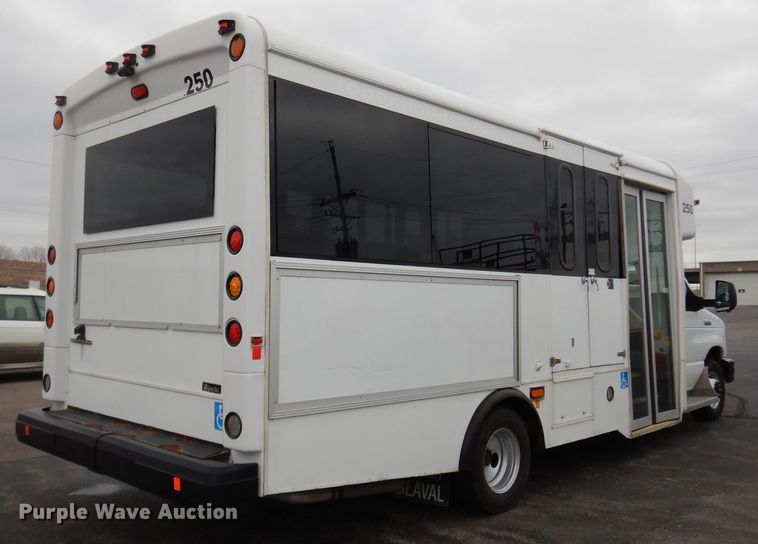 image for item DI6997 2013 Ford E450 Super Duty  shuttle bus