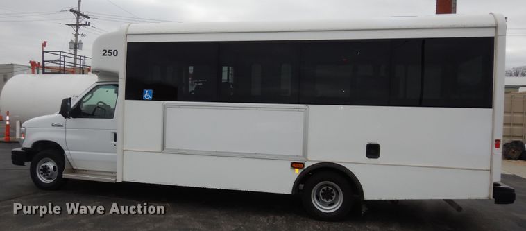 image for item DI6997 2013 Ford E450 Super Duty  shuttle bus