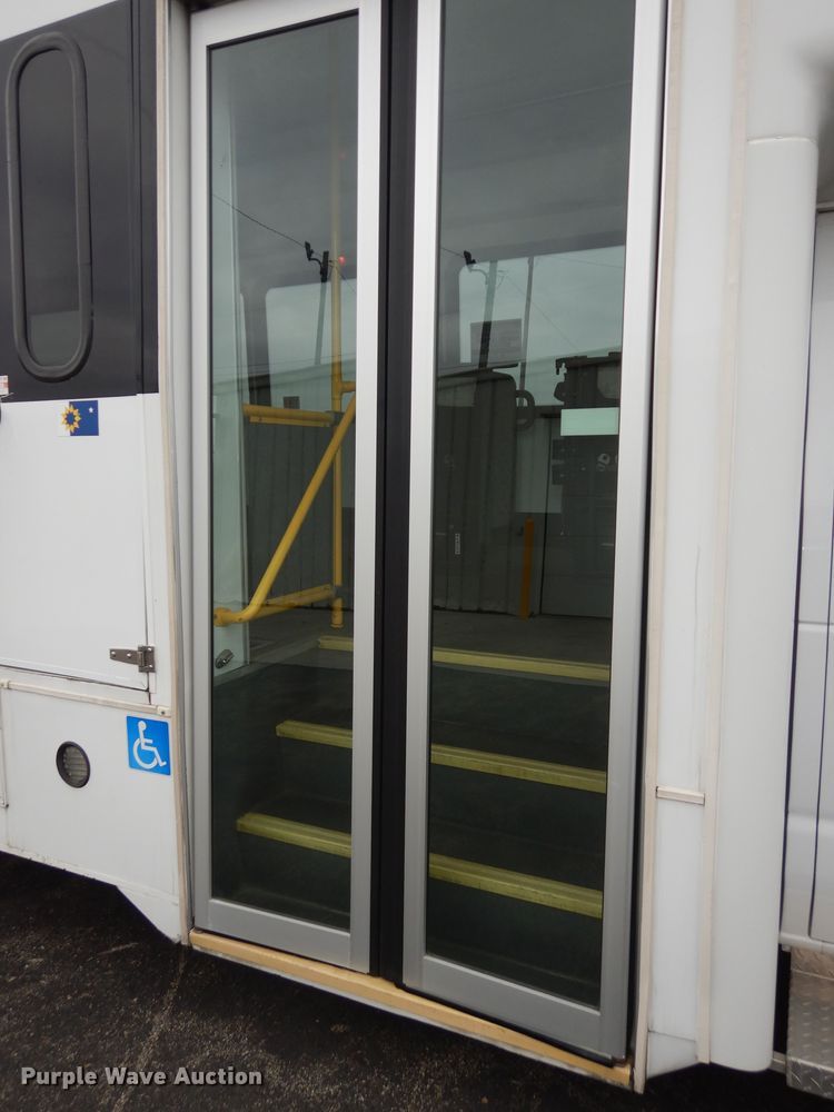 image for item DI6997 2013 Ford E450 Super Duty  shuttle bus