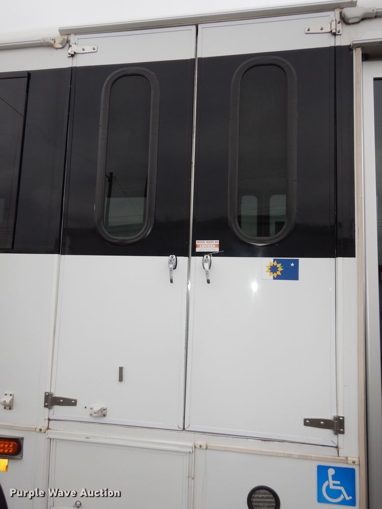 image for item DI6997 2013 Ford E450 Super Duty  shuttle bus