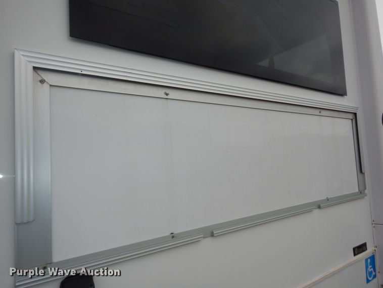 image for item DI6997 2013 Ford E450 Super Duty  shuttle bus