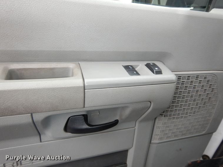 image for item DI6997 2013 Ford E450 Super Duty  shuttle bus