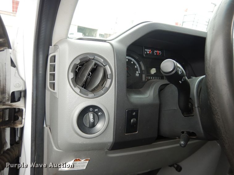 image for item DI6997 2013 Ford E450 Super Duty  shuttle bus