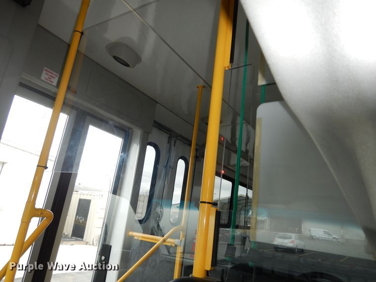 image for item DI6997 2013 Ford E450 Super Duty  shuttle bus