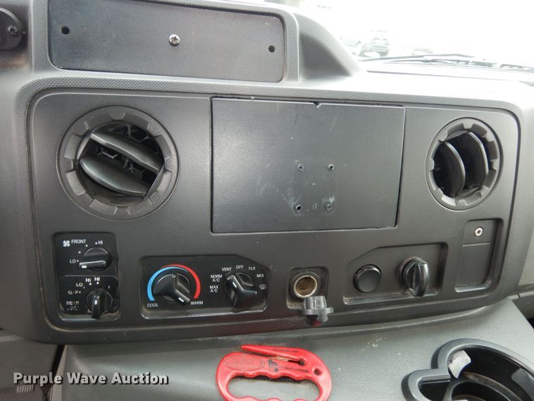 image for item DI6997 2013 Ford E450 Super Duty  shuttle bus
