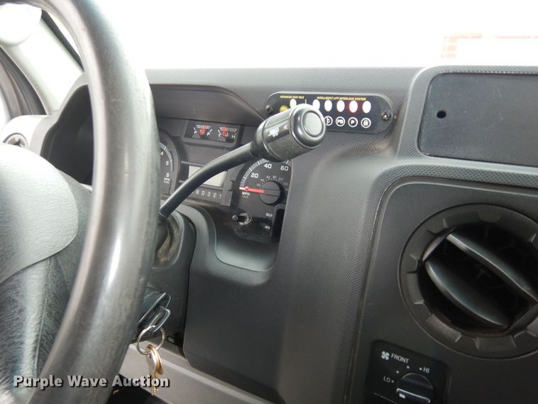 image for item DI6997 2013 Ford E450 Super Duty  shuttle bus