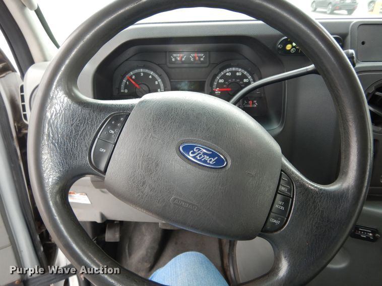 image for item DI6997 2013 Ford E450 Super Duty  shuttle bus