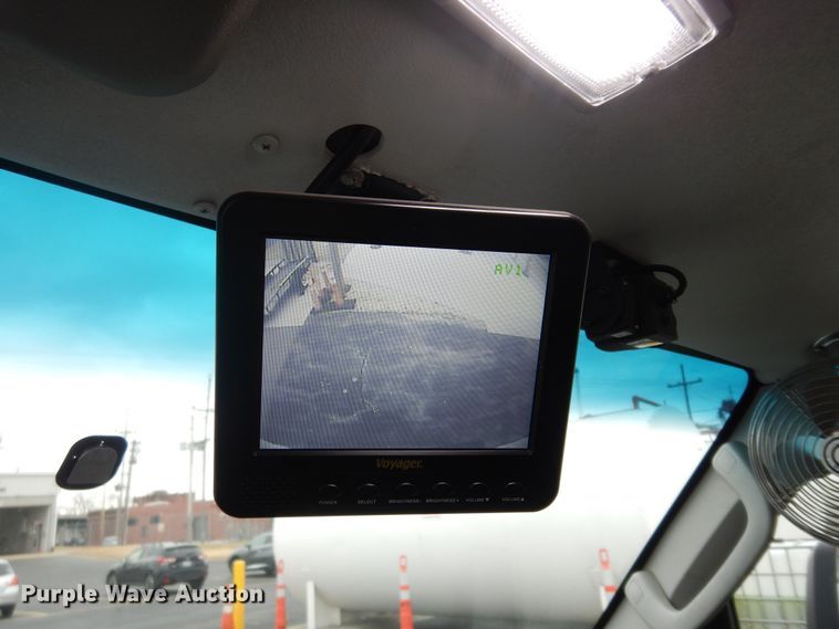 image for item DI6997 2013 Ford E450 Super Duty  shuttle bus