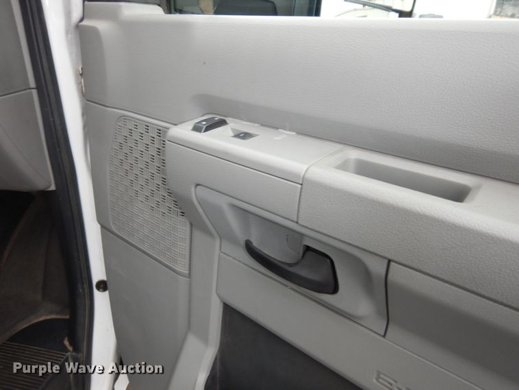 image for item DI6997 2013 Ford E450 Super Duty  shuttle bus
