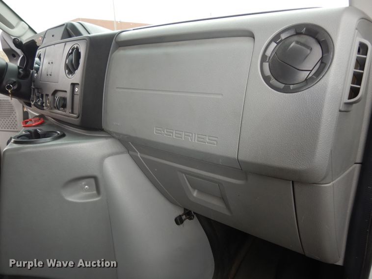 image for item DI6997 2013 Ford E450 Super Duty  shuttle bus