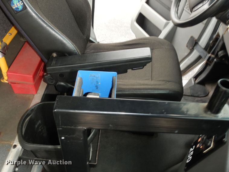 image for item DI6997 2013 Ford E450 Super Duty  shuttle bus