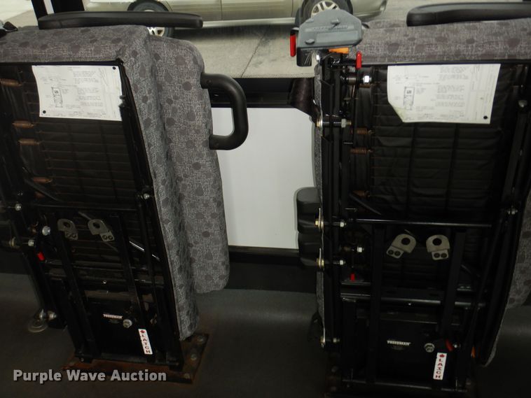 image for item DI6997 2013 Ford E450 Super Duty  shuttle bus