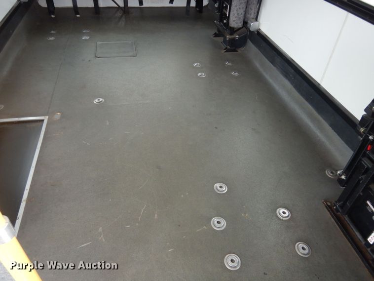 image for item DI6997 2013 Ford E450 Super Duty  shuttle bus