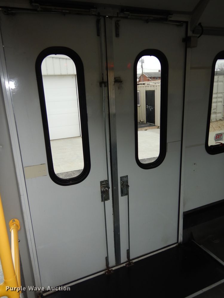 image for item DI6997 2013 Ford E450 Super Duty  shuttle bus