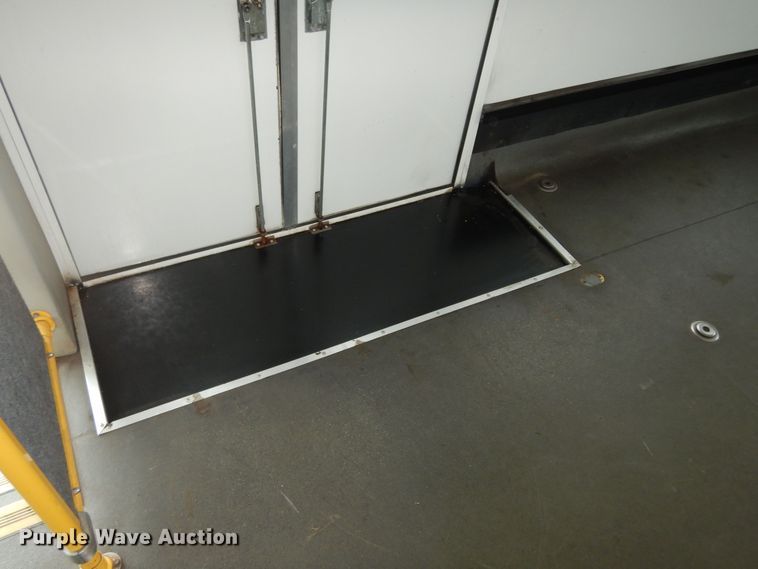 image for item DI6997 2013 Ford E450 Super Duty  shuttle bus