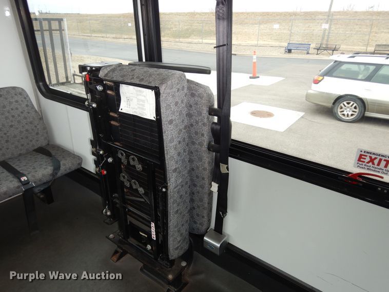 image for item DI6997 2013 Ford E450 Super Duty  shuttle bus