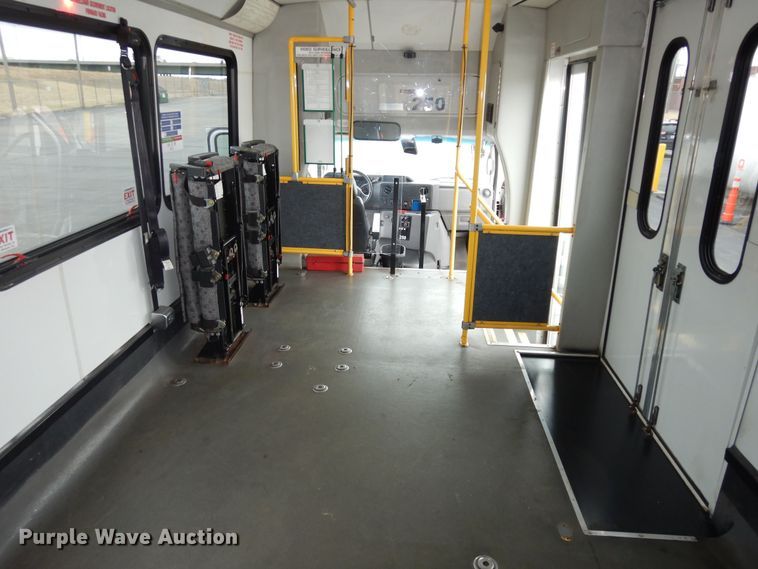 image for item DI6997 2013 Ford E450 Super Duty  shuttle bus