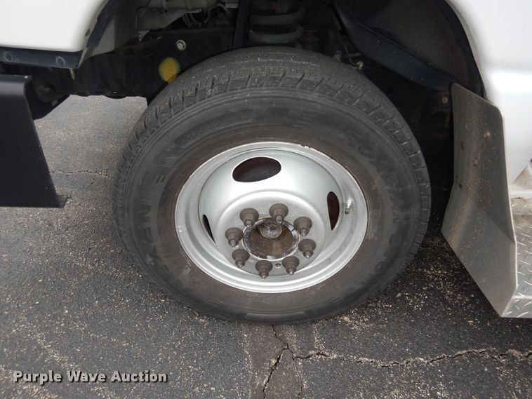 image for item DI6997 2013 Ford E450 Super Duty  shuttle bus