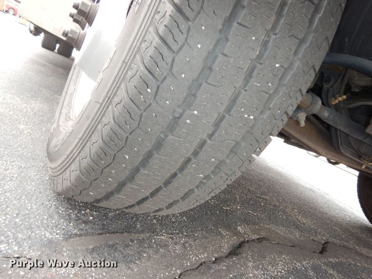 image for item DI6997 2013 Ford E450 Super Duty  shuttle bus