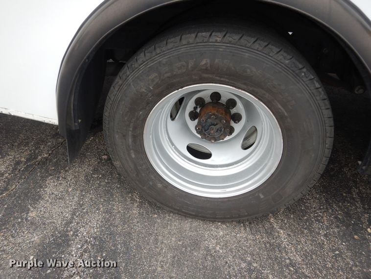 image for item DI6997 2013 Ford E450 Super Duty  shuttle bus