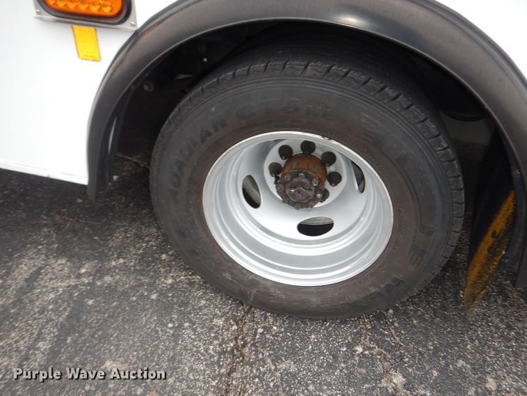 image for item DI6997 2013 Ford E450 Super Duty  shuttle bus