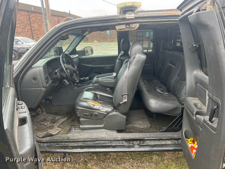 image for item ID9295 2003 Chevrolet Silverado 3500  Ext. Cab flatbed pickup truck