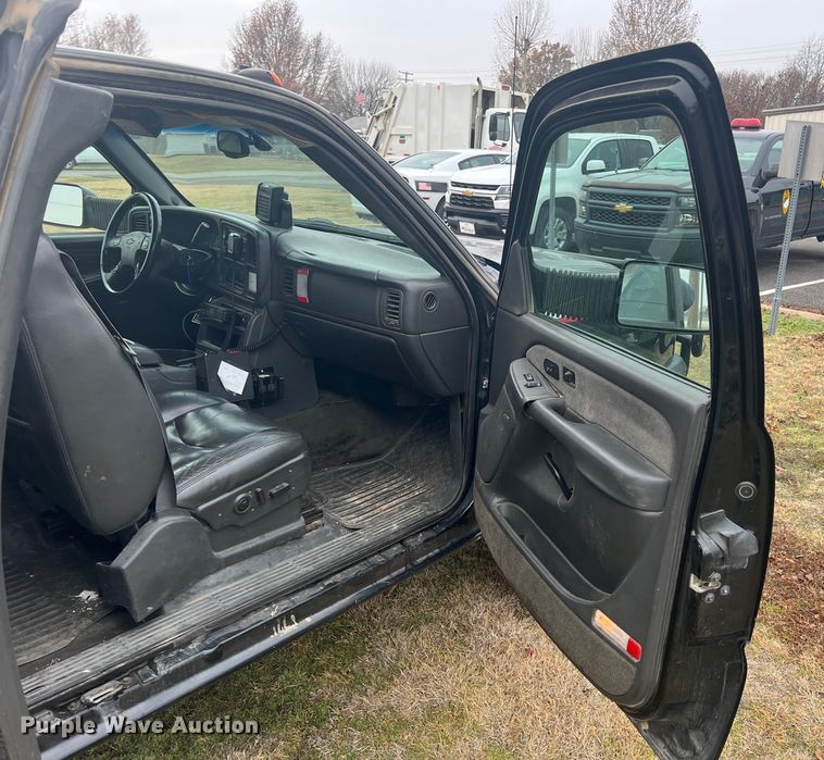 image for item ID9295 2003 Chevrolet Silverado 3500  Ext. Cab flatbed pickup truck