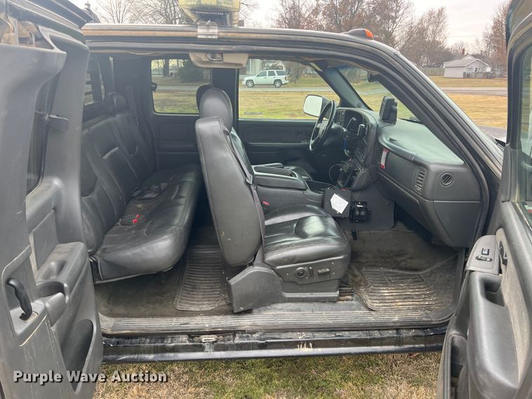 image for item ID9295 2003 Chevrolet Silverado 3500  Ext. Cab flatbed pickup truck