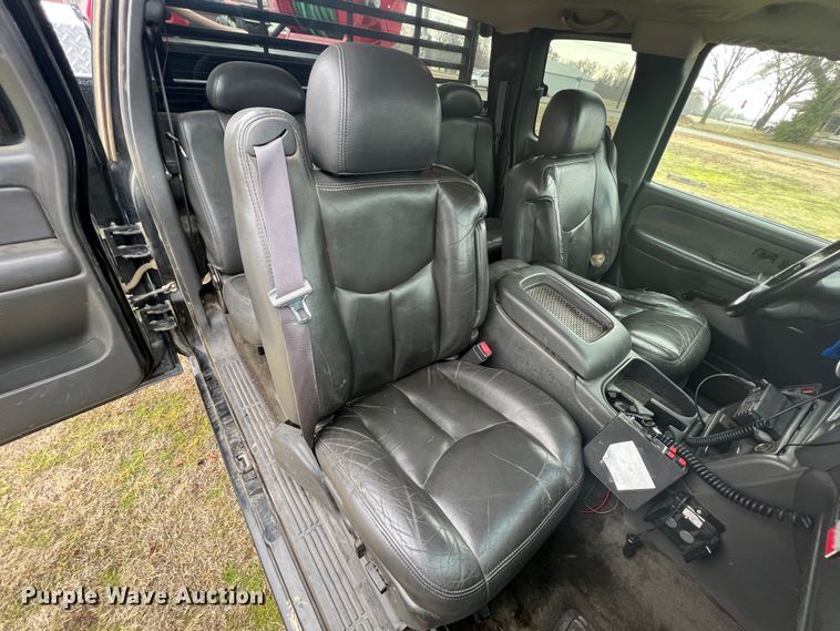 image for item ID9295 2003 Chevrolet Silverado 3500  Ext. Cab flatbed pickup truck