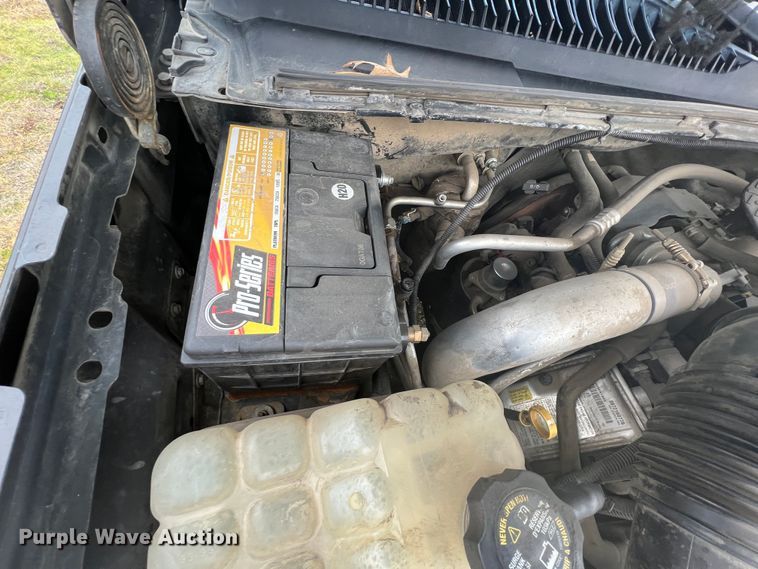 image for item ID9295 2003 Chevrolet Silverado 3500  Ext. Cab flatbed pickup truck