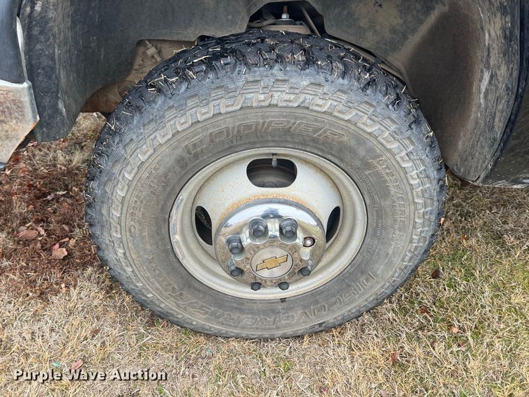 image for item ID9295 2003 Chevrolet Silverado 3500  Ext. Cab flatbed pickup truck