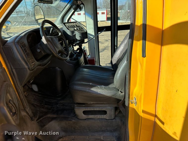 image for item JD9649 2002 Chevrolet Express G3500  school bus
