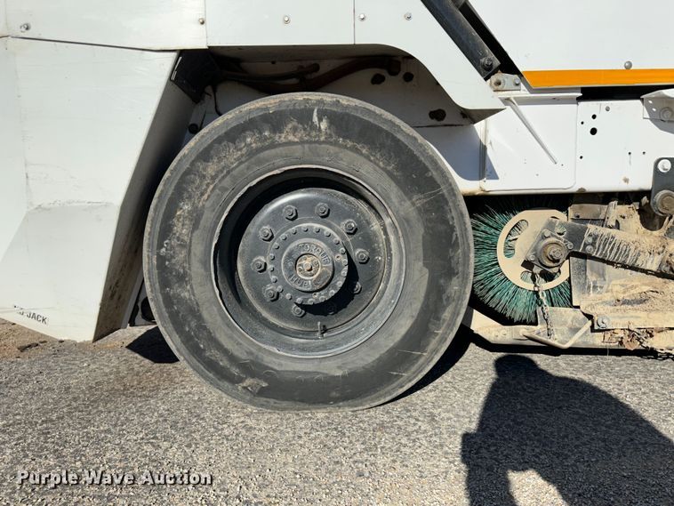 image for item JD9759 2006 Johnston MX450  street sweeper truck