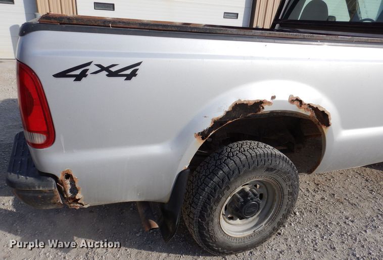 image for item KW9582 2004 Ford F250 Super Duty XL  pickup truck