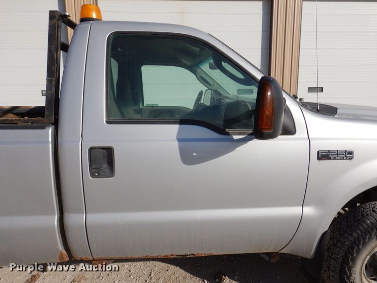 image for item KW9582 2004 Ford F250 Super Duty XL  pickup truck
