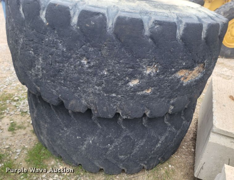 image for item MH9660 (4) 26.5R25 tires