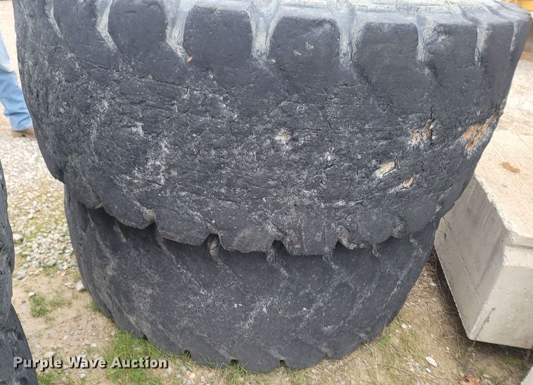 image for item MH9660 (4) 26.5R25 tires