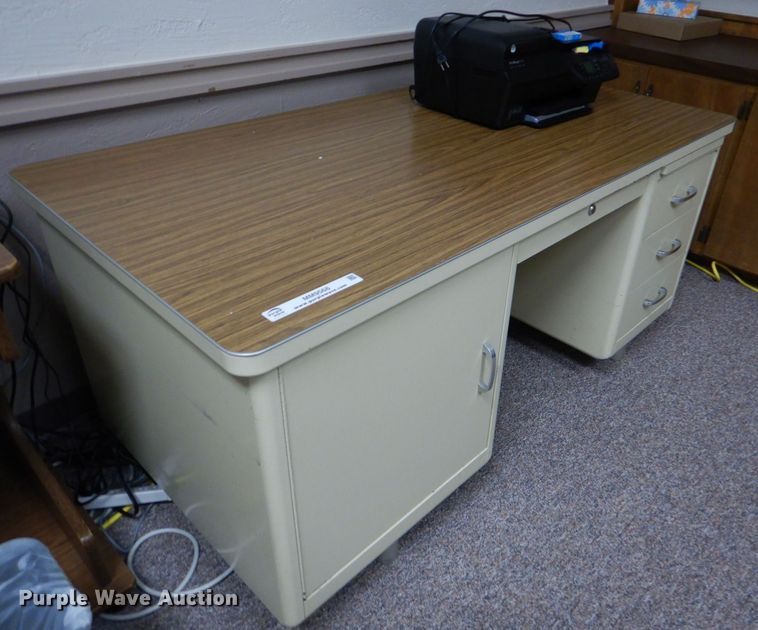 image for item MM9568 Metal desk