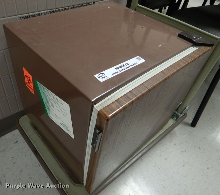 image for item MM9572 Kenmore  mini refrigerator