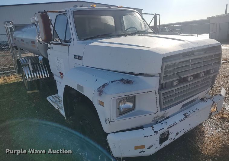 image for item MM9868 1980 Ford F600  fuel truck