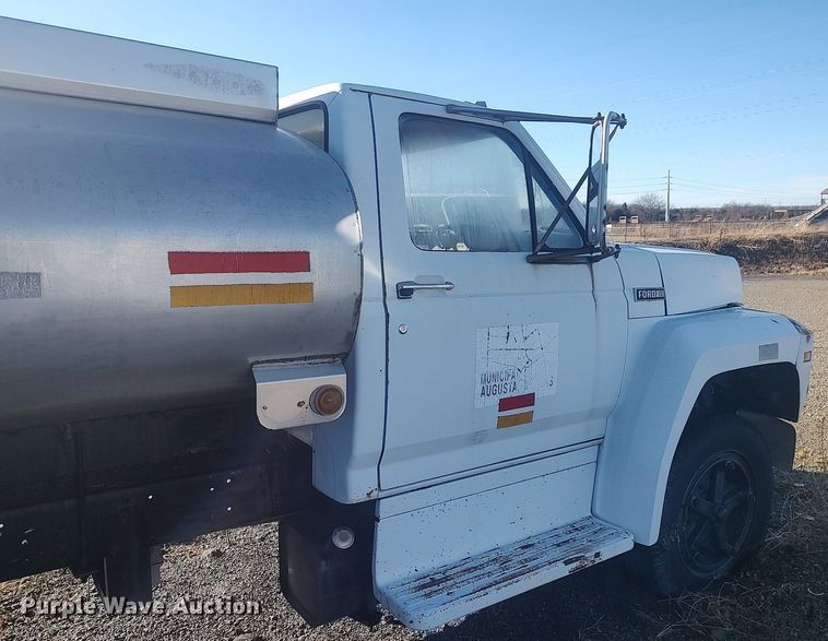 image for item MM9868 1980 Ford F600  fuel truck