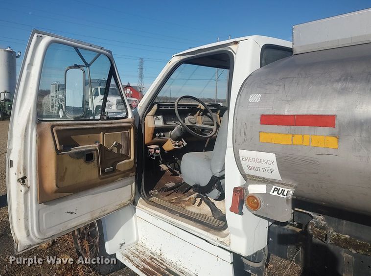image for item MM9868 1980 Ford F600  fuel truck