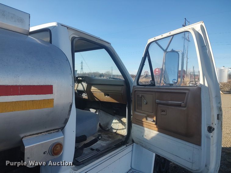 image for item MM9868 1980 Ford F600  fuel truck