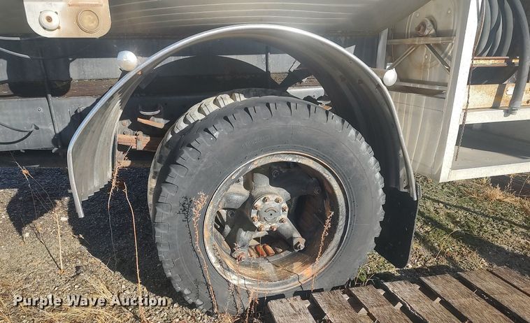 image for item MM9868 1980 Ford F600  fuel truck